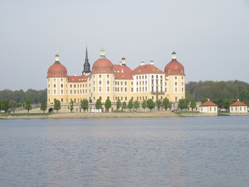 Pohled na zámek Moritzburg z levého břehu zámeckého rybníku.
